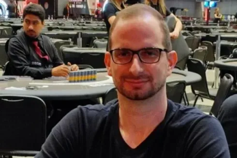 Fabio Wagner carrega a bandeira brasileira na decisão no GGPoker
