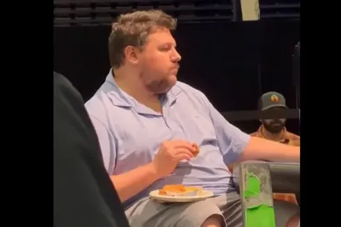 Shaun Deeb foi pego comendo frango e pode levar US$ 1 milhão (Reprodução/Twitter Josh Arieh)
