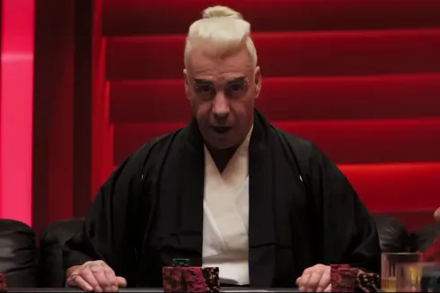 Till Lindemann interpretou vários personagens no clipe do GGPoker (Foto: Reprodução/YouTube)
