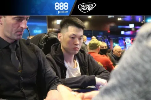 Jiaze Li está em ótimas condições no Main Event do 888poker LIVE Londres (Foto: Reprodução/Twitter @ThePokerRoomUK)
