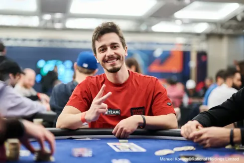 Felipe Ketzer assumiu a ponta do chip count após a jogada
