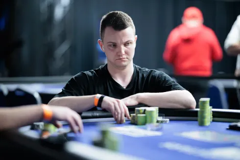 Alex Kulev tem o maior stack da decisão
