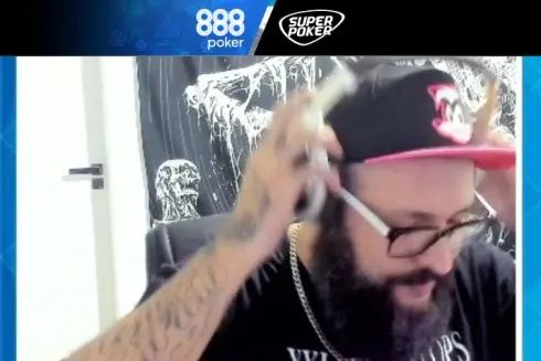 Cauê Moura levantou e foi esfriar a cabeça depois da bad beat (Foto: Reprodução/Twitch)
