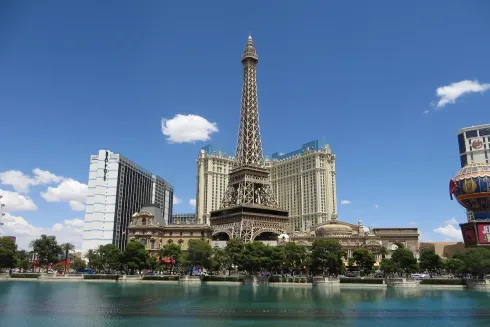 Torre à esquerda da foto será anexada ao Paris Las Vegas (Foto: Ken Lund/Creative Commons Attribution-ShareAlike 2.0 Generic (CC BY-SA 2.0))
