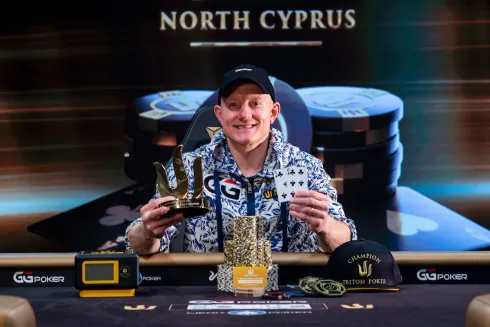 Jason Koon marcou seu nome na história com o hexa na Triton Chipre (foto: Triton Poker)
