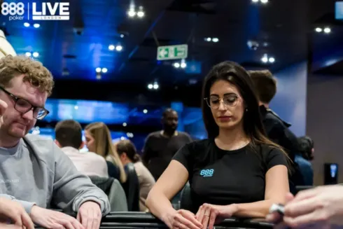 Vivi Saliba levou a bandeira brasileira à próxima fase do torneio (Foto: Reprodução/Instagram @888poker)
