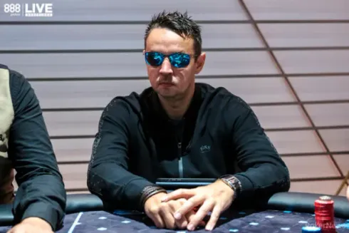 Tero Laurila puxa a fila na FT do 888poker LIVE Barcelona (foto: PokerNews)
