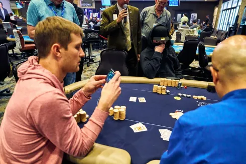 Brad Owen gravou todas as emoções da mão no WPT Gardens
