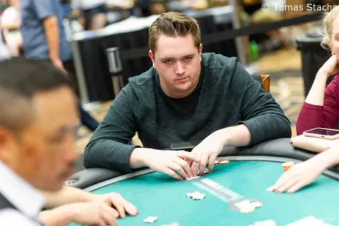 Ian Matakis conseguiu uma grande recuperação na reta final (Foto: Tomas Stacha / WSOP)
