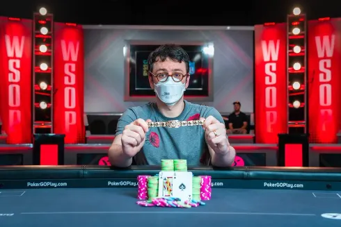 Isaac Haxton conquistou o primeiro bracelete da carreira (Foto: WSOP)
