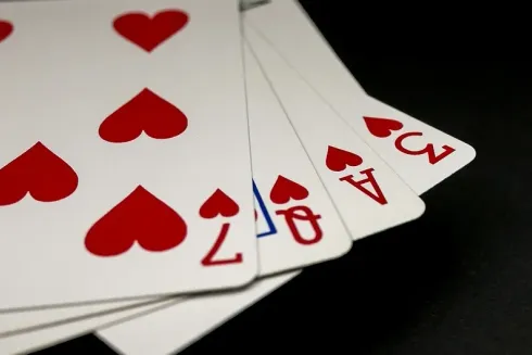 O amor está no ar no meio do poker (Reprodução/Pixabay)
