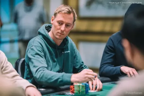 Jans Arends está na ponta do chip count (Foto: PokerNews)
