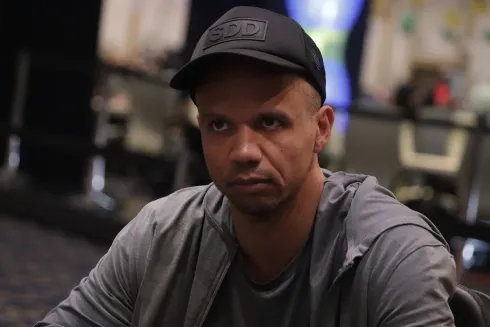 Phil Ivey tem o quinto maior stack entre os 12 sobreviventes
