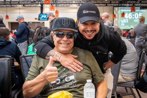 Felipe Mojave e seu pai, Rosalvo Ramos, na WSOP (Reprodução/Twitter @FelipeMojave)
