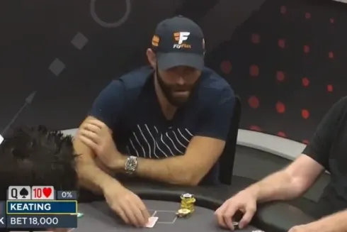 Alex Keating pouco pensou para foldar sua mão (Reprodução/Twitter PokerGO)
