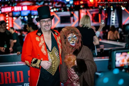 Phil Hellmuth e Dan Cates fizeram uma entrada triunfal no Main Event da WSOP 2023 (foto: Haley Hochstetler/Pnews)
