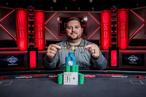 Thomas Skaggs, que já tinha um anel do circuito, agora possui a pulseira (Foto: WSOP)
