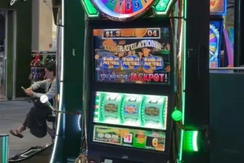 Máquina exibe jackpot no aeroporto de Las Vegas (Foto: Reprodução/Twitter @dereknicoletto)
