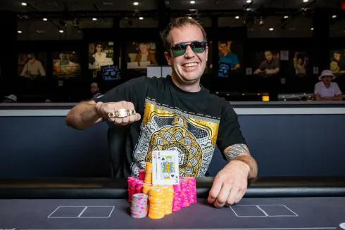 Shawn Daniels faturou a forra de US$ 777.777 como recompensa pelo título (Foto: WSOP)
