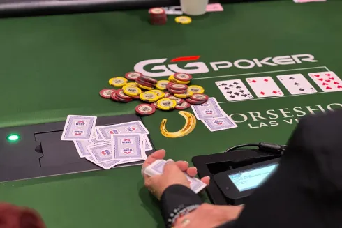 Pote de quase 100 blinds terminou de forma absurda no Main Event da WSOP
