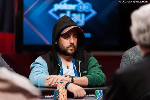 Juan Maceiras puxa a fila no Main Event da WSOP (foto: Alicia Skillman/PokerNews)
