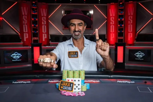 Faraz Jaka conquistou o primeiro bracelete da carreira (Foto: WSOP)
