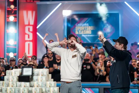 Daniel Weinman beijando o tão cobiçado bracelete na WSOP (foto: PokerNews)
