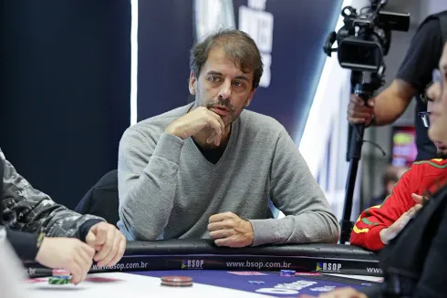 Fabio Freitas acumulou um grande stack no Super High Rollers
