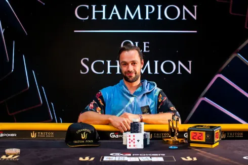 Ole Schemion agora tem um troféu Triton (Foto: Triton Poker)
