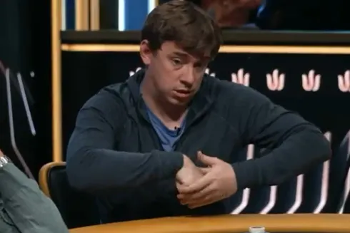 Chris Brewer se contorceu para tomar uma decisão (Foto: Reprodução/Twitter @tritonpoker)
