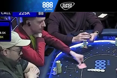 Adrian largou a mão e chocou os espectadores no 888poker LIVE Londres (Foto: Reprodução/X)
