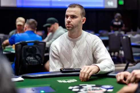 Renan Bruschi tem o quinto maior stack da FT (Foto: PokerNews)
