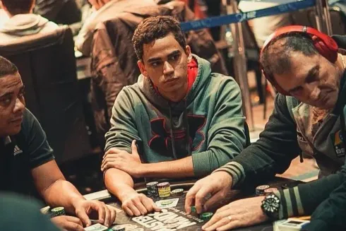 Caio Capistrano tem o maior stack verde e amarelo da decisão
