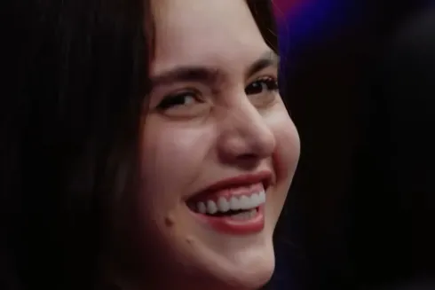 Alexandra Botez foi só sorrisos ao fim da segunda rodada (Foto: Reprodução/Youtube PokerStars)
