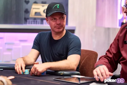 Jonathan Little aparece na ponta do chip count (Foto: PokerGO)
