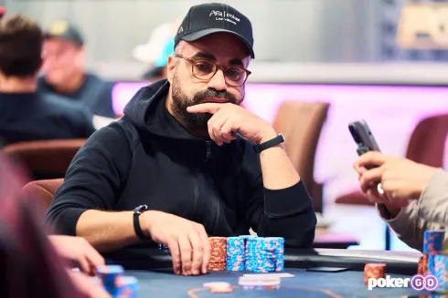 Orpen Kisacikoglu puxa a fila no Evento #6 do Poker Masters (foto: PokerGO)
