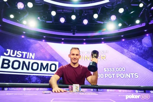 Justin Bonomo premiou pela segunda vez nesta edição da série (Foto: PokerGO)
