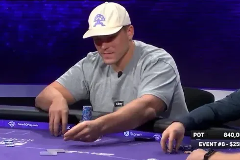 Alex Foxen fez o big blind de Sam Soverel ser mais caro com seu time bank (Reprodução/Twitter PokerGO)
