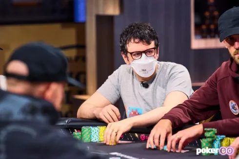 Isaac Haxton foi quem acumulou mais fichas (Foto: PokerGO)
