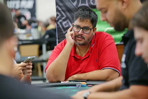 Fernando Viana lidera trio brasileiro no PLO Main Event-Medium do WCOOP
