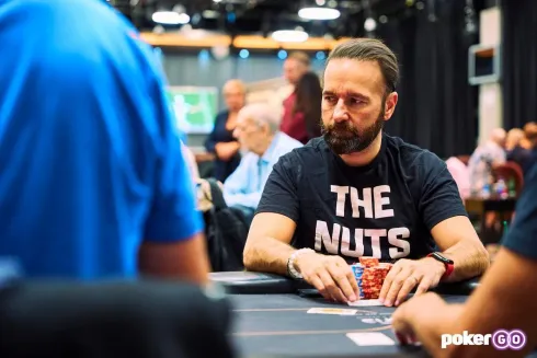 Daniel Negreanu começará o Dia Final na frente (Foto: PokerGO)
