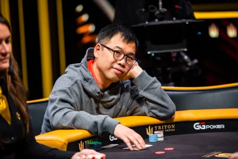 Elton Tsang tem o maior  stack da decisão valiosa (foto: PokerGO)
