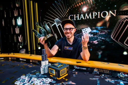 Dan Smith foi só sorrisos com o título em Monte Carlo (Foto: Triton Poker)
