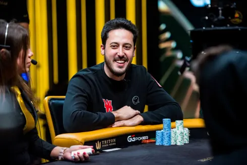 Adrian Mateos puxa a fila na decisão da Triton Monte Carlo (foto: Triton Poker)
