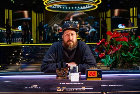 Steve O'Dwyer figurou no topo do pódio (Foto: Triton Poker)
