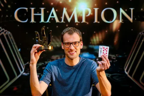 Christoph Vogelsang levou o belo troféu para casa (Foto: Triton Poker)
