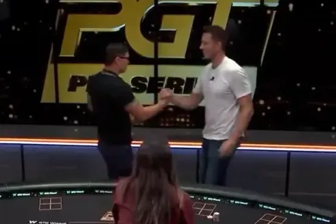 Zhen Cai e Ryan Rapaski se cumprimentaram achando que o torneio havia acabado (Reprodução/Twitter @PokerGO)
