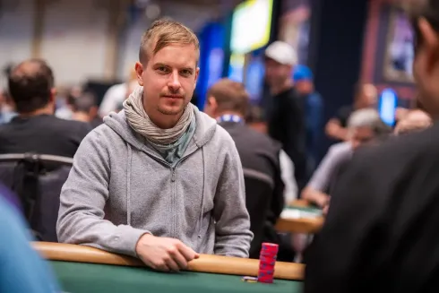 Viktor Blom chegou na sua primeira FT da série mundial (Foto: PokerNews)
