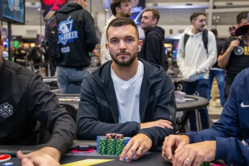 Lucas Rigos vai para a decisão na ponta do chip count
