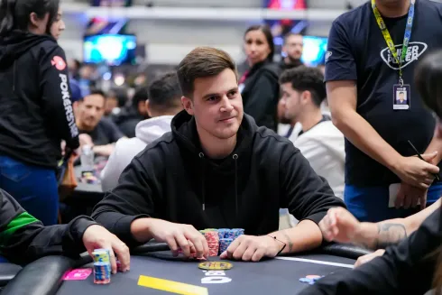 Francisco Vasquez foi o jogador que mais somou fichas no Dia 2A do Main Event do BSOP Millions
